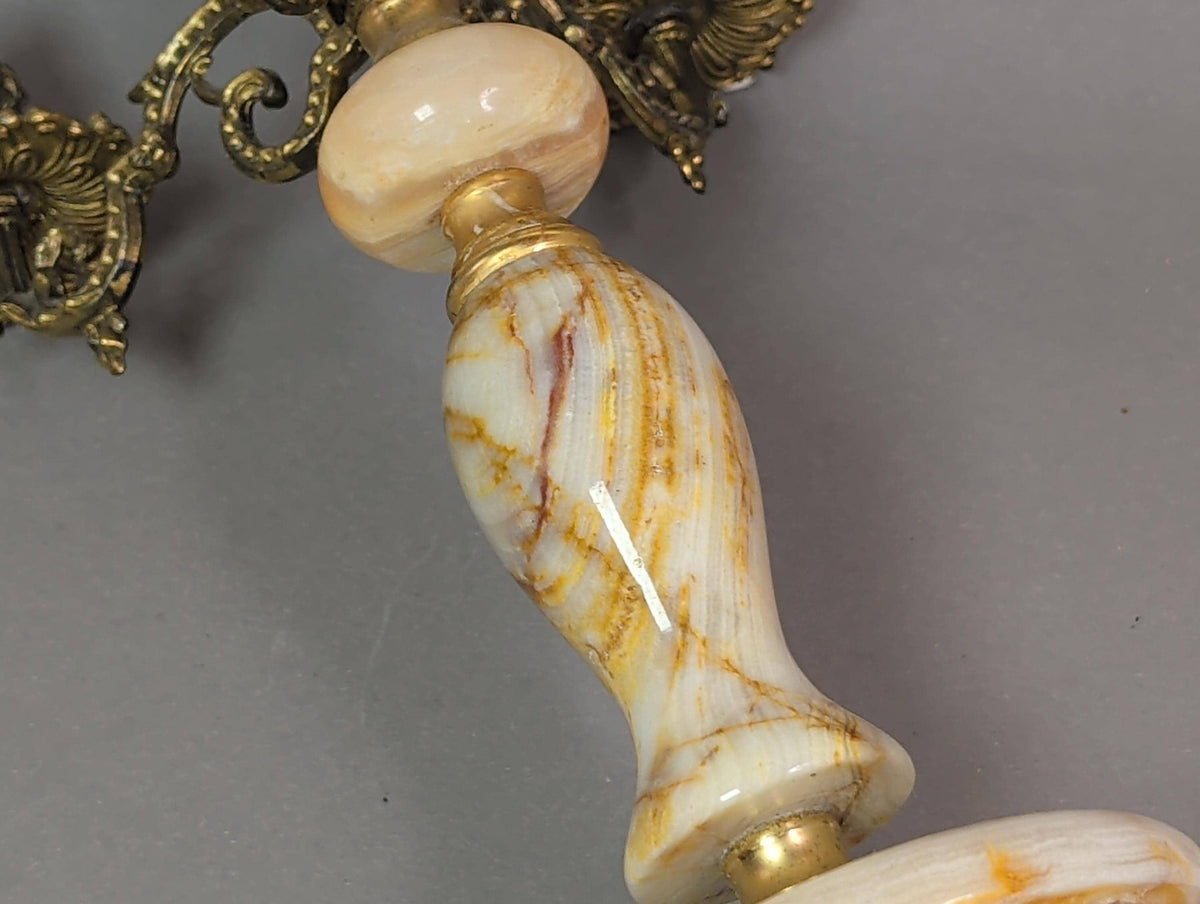 Onyx-Säule mit goldbrauner Maserung