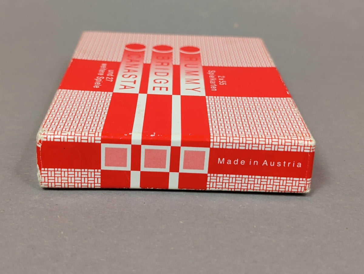 Geöffnete Schachtel mit Karten