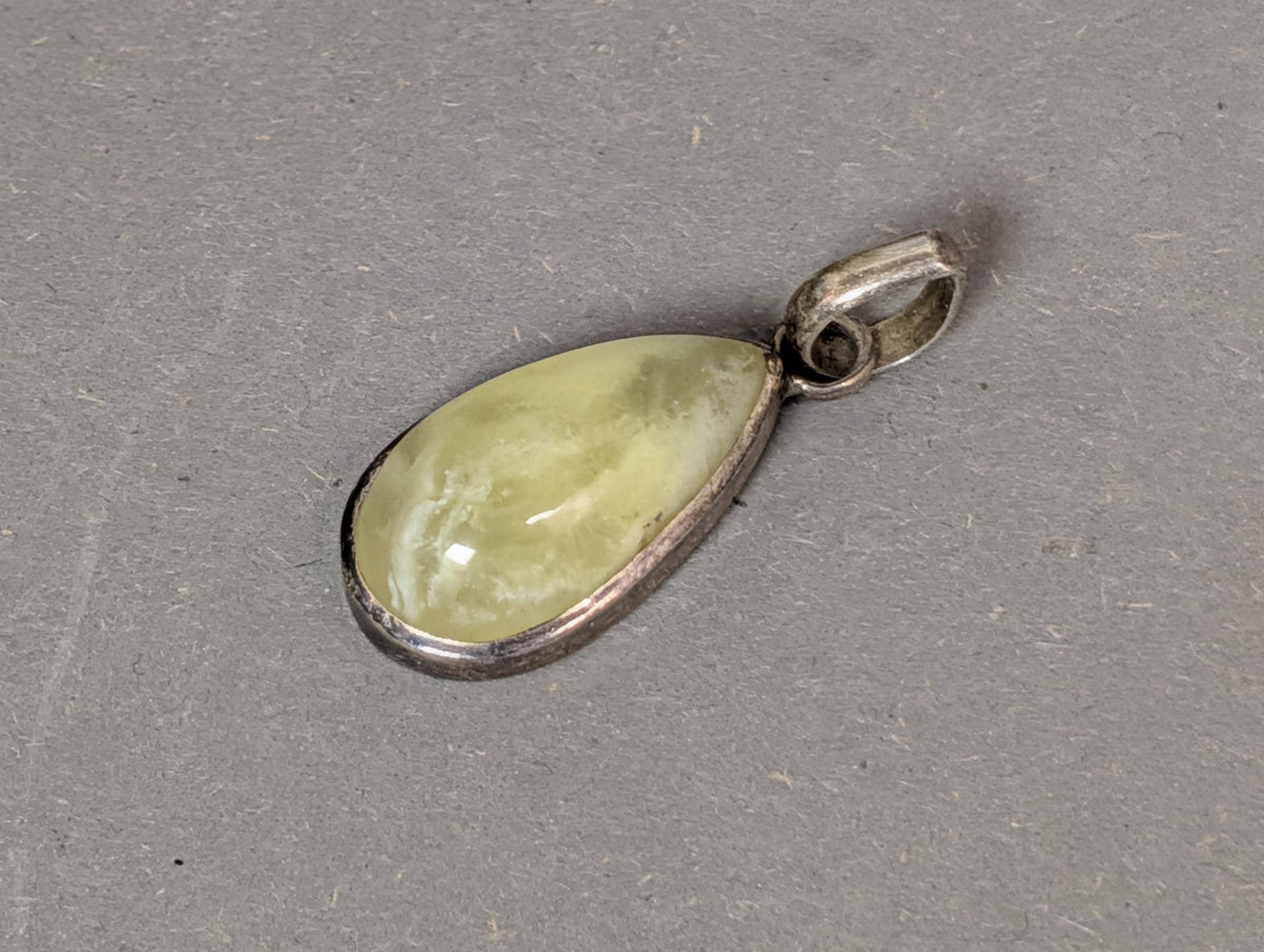 Seitenansicht der Silberfassung mit Cabochon