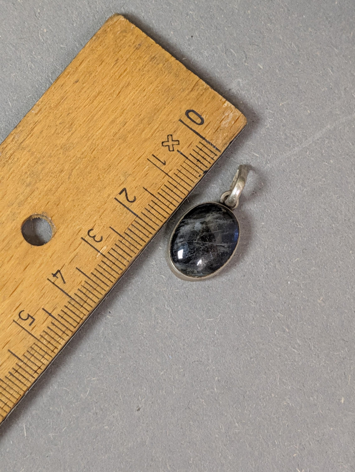 Rückseite des ovalen Anhängers in Silber mit Punze 925