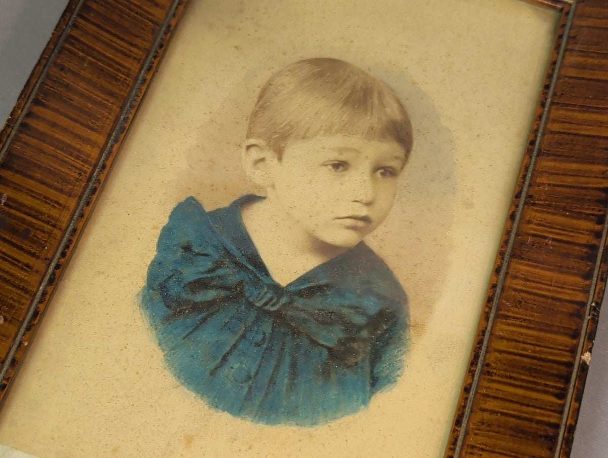 Knabe im blauen Matrosenmantel, handkolorierte Fotografie, Nahaufnahme