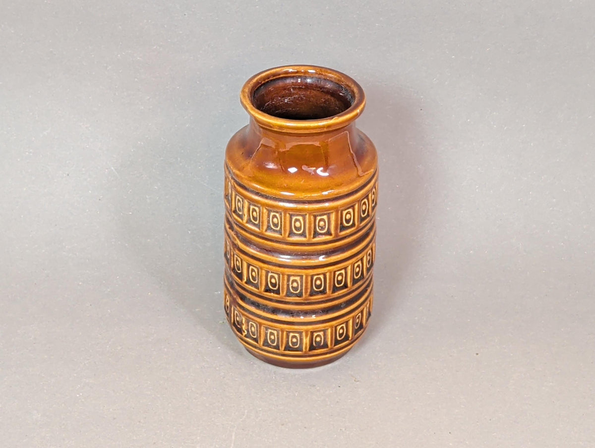 Strukturiertes Reliefband an der braunen Vase, Nahaufnahme