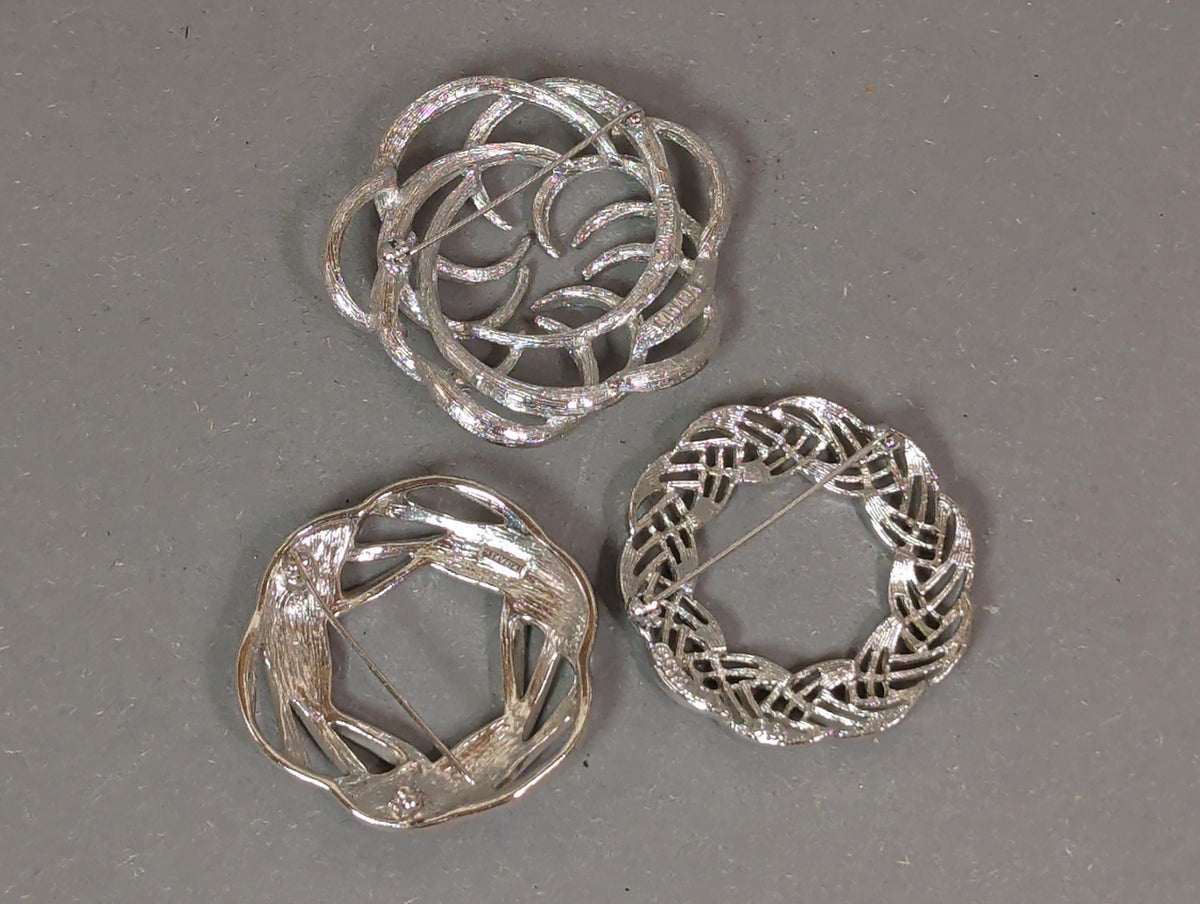 Trifari-Brosche mit schwarzer Emaille