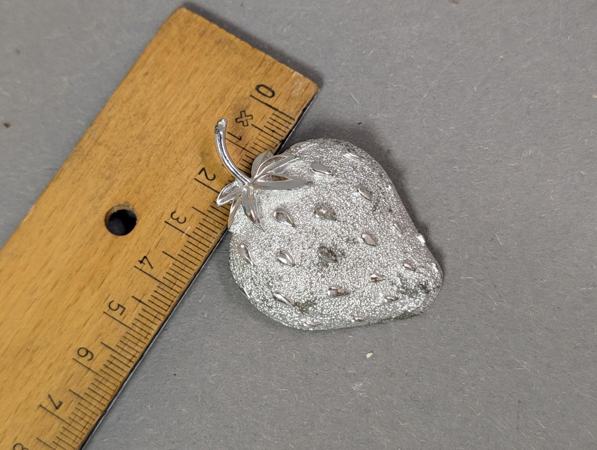 Erdbeer-Brosche von schräg