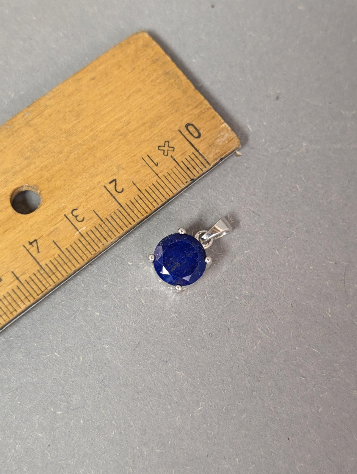 Verzierte Seitenfassung des blauen Steins