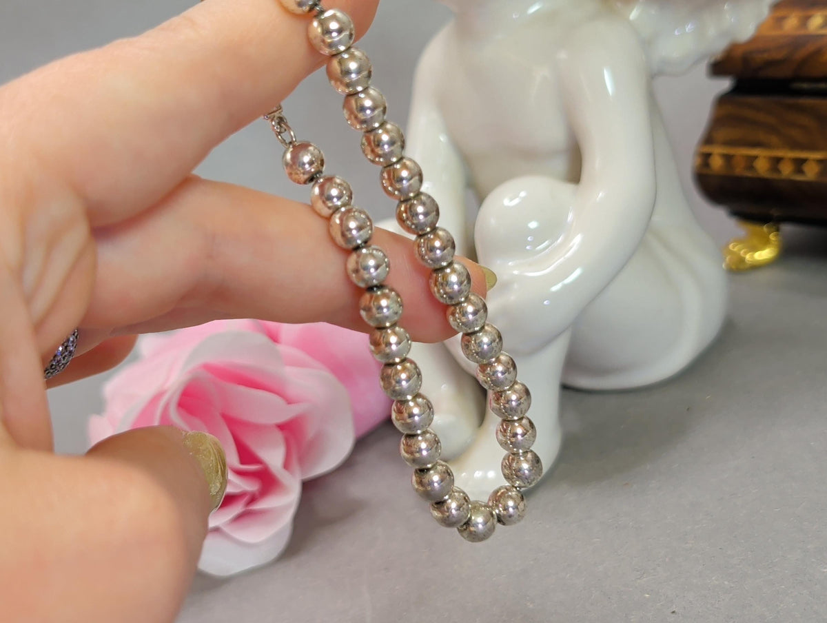 Armband auf dunklem Untergrund