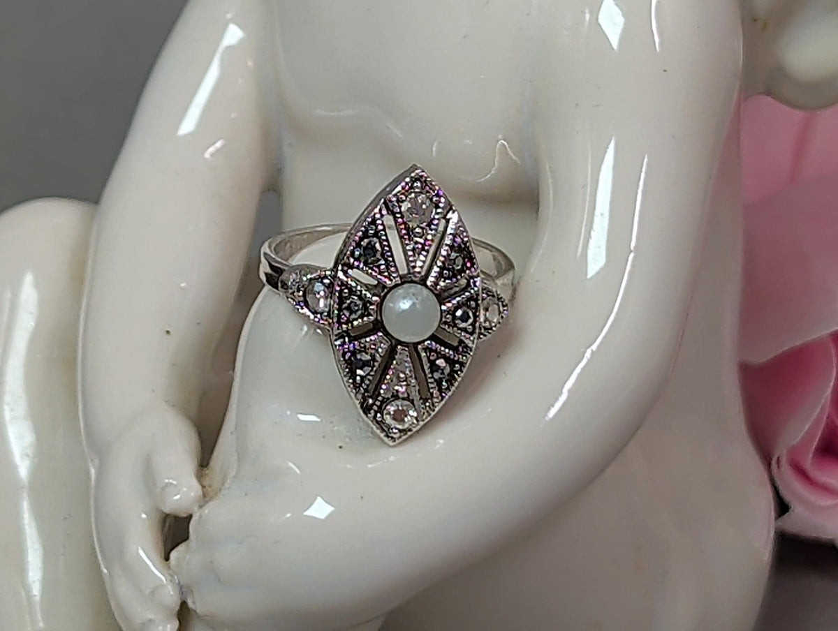 Art-déco-Ring mit Kunstperle, Gesamtansicht