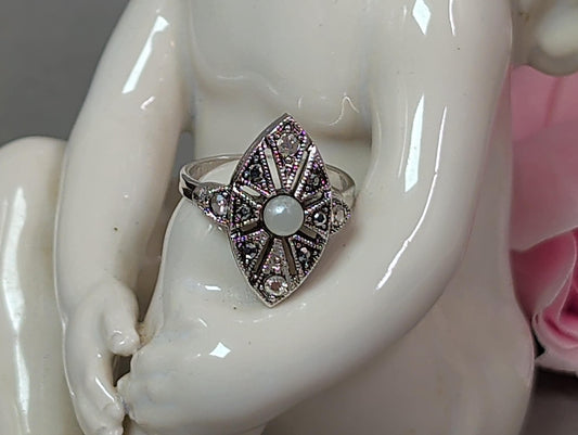 Art-déco-Ring mit Kunstperle, Gesamtansicht
