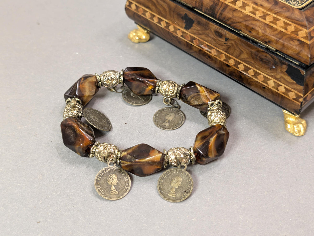 Armbänder in der Hand