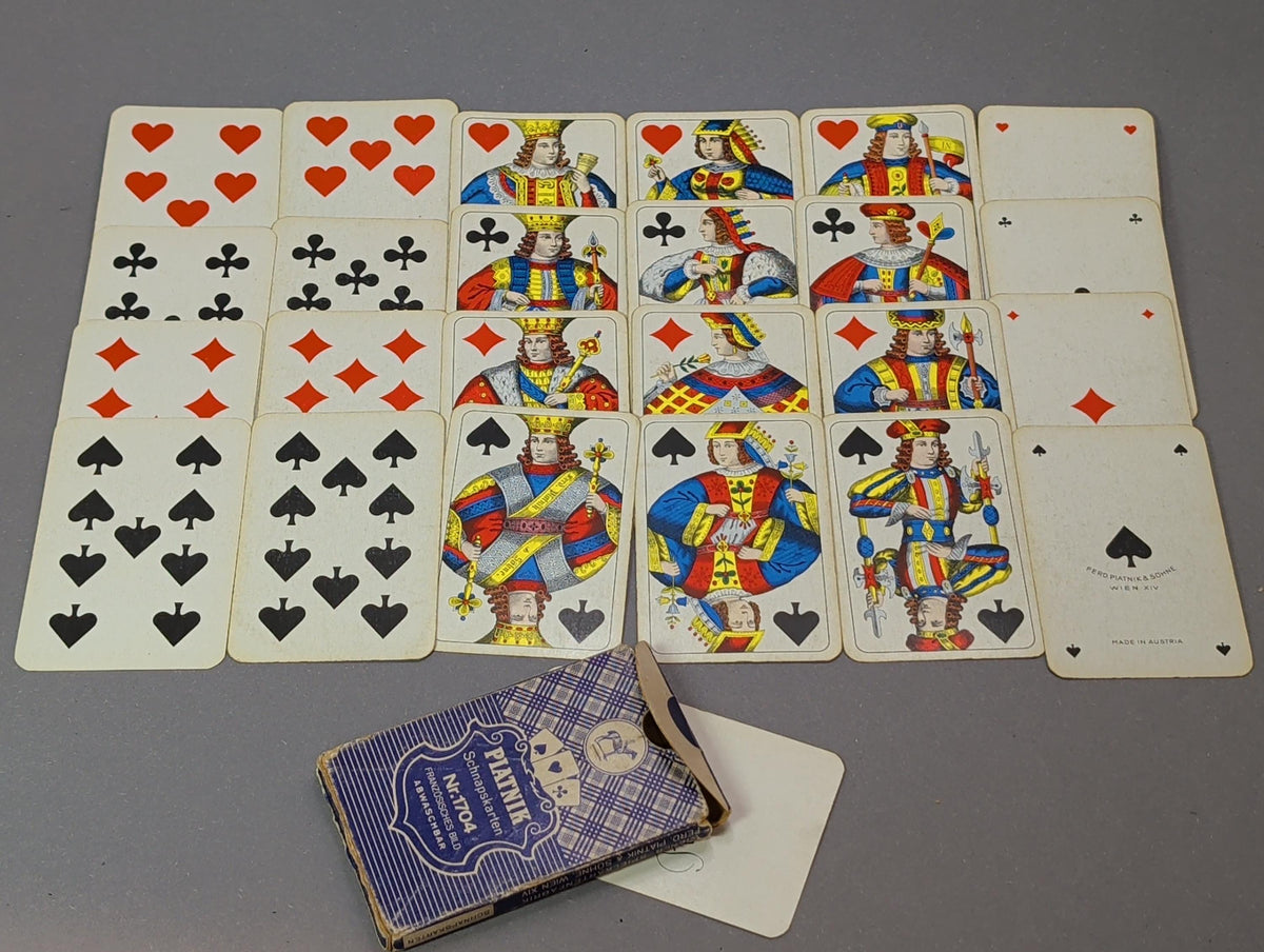 Vorderseite der Piatnik Kartenschachtel mit Modellnummer 1704