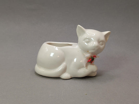Vintage weiße Keramikkatze liegend mit Stoffschleife und Röschen, 1960er