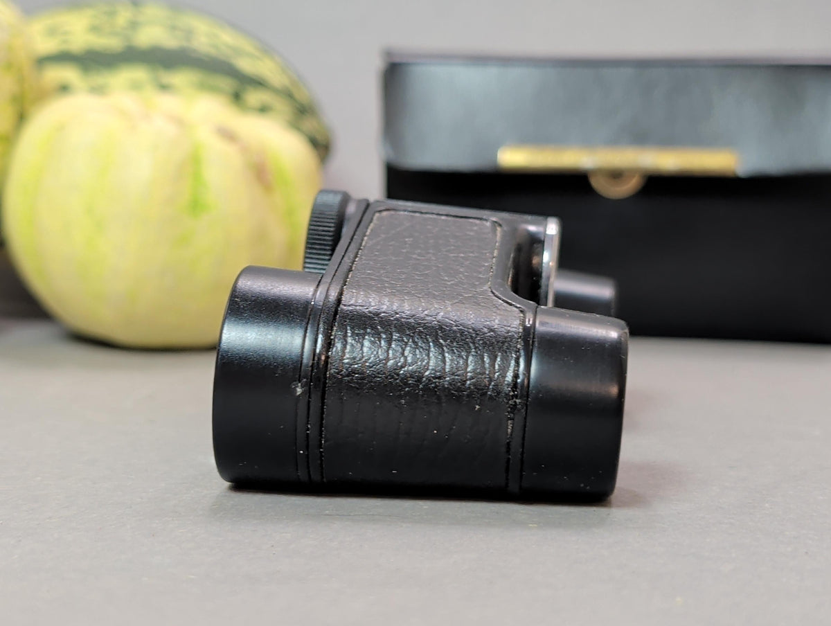 Seitenansicht des Opernglases, Länge ca. 10 cm