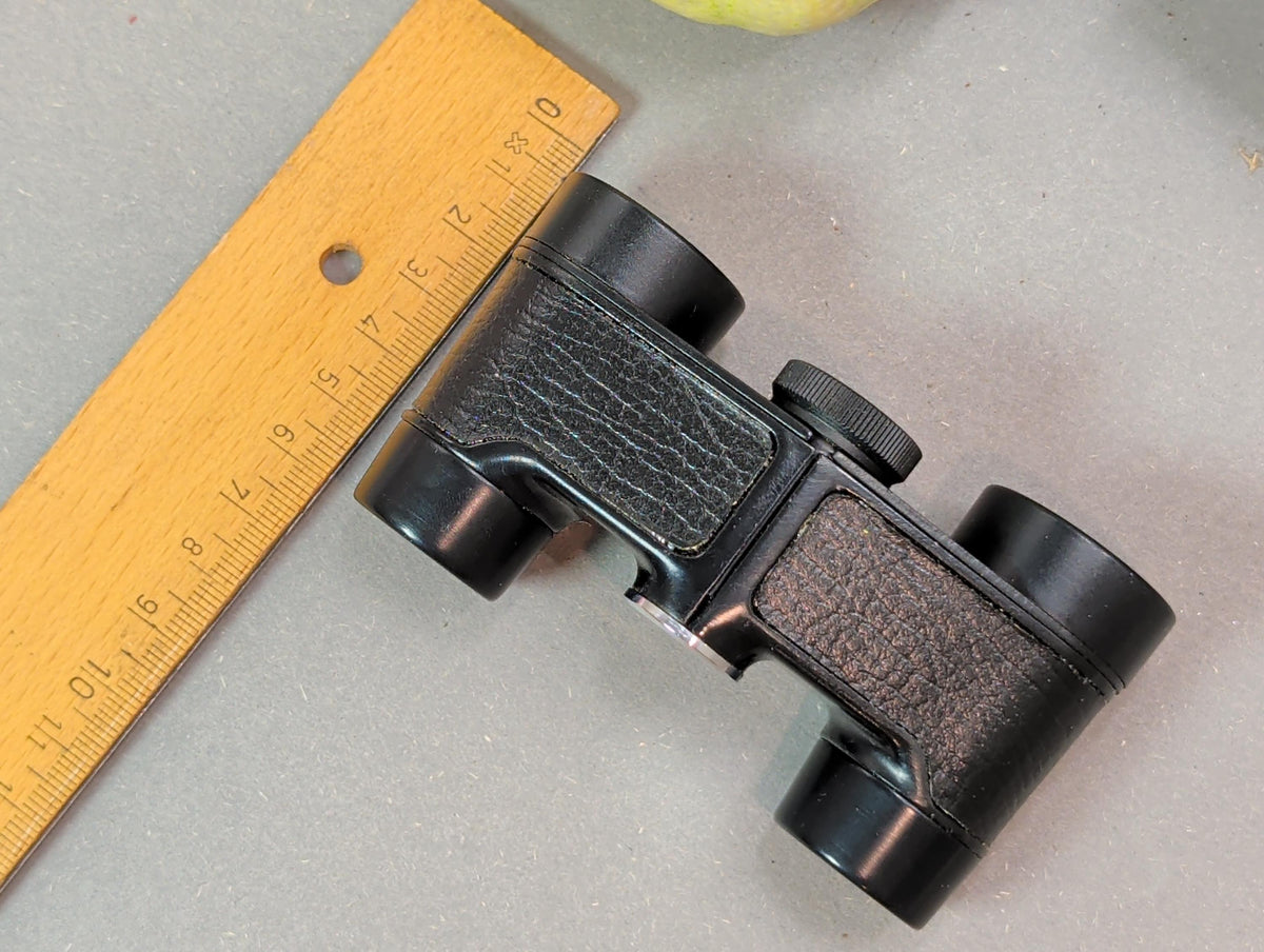 Vintage Opernglas für einen Opernabend arrangiert