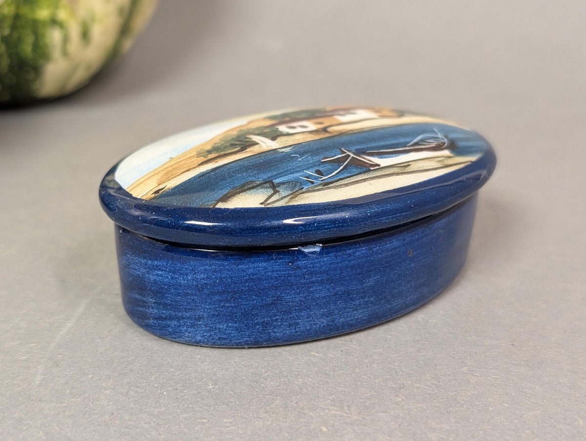 Seitenansicht der ovalen Dose, Höhe 2,7 cm