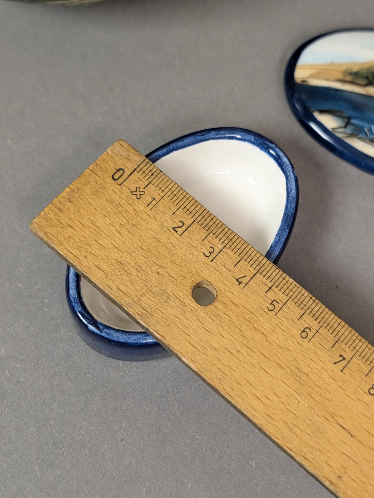Geöffnete Schmuckdose mit abgenommenem Deckel