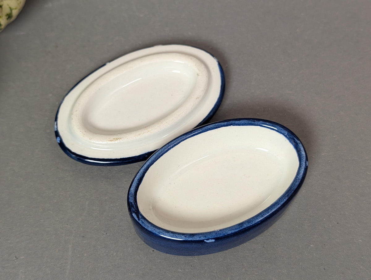 Rand des Deckels mit kobaltblauer Fassung