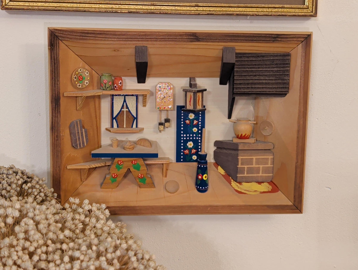 Schnitzdetails der Holzfiguren und Gegenstände