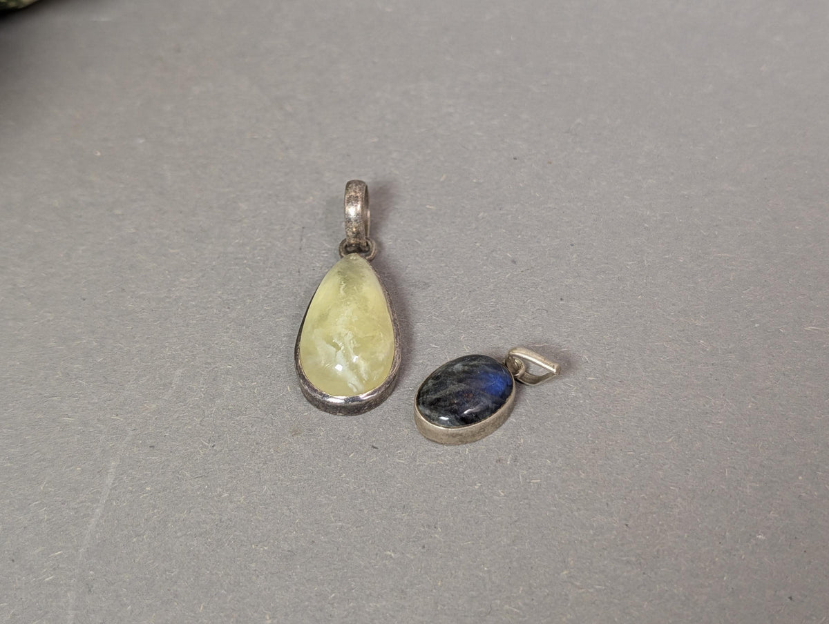 Zwei Vintage 925 Silber Solitär-Anhänger mit grün-gelbem Tropfen und dunklem Oval mit Blauschimmer