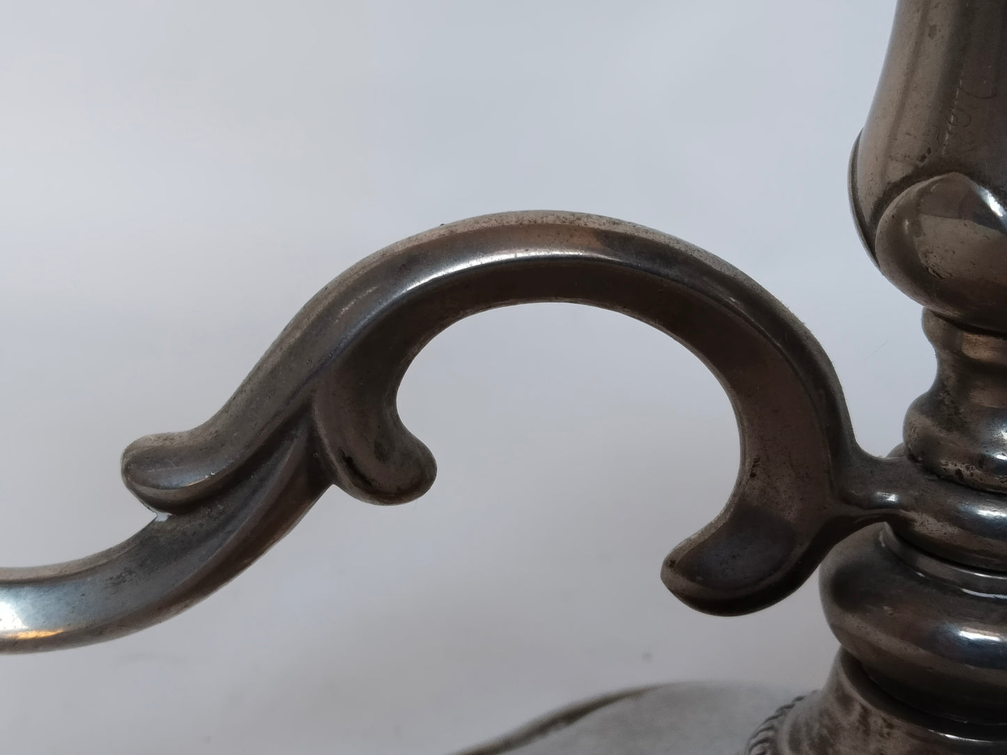 Dreiarmiger Kerzenhalter antik, Detailaufnahme Ansatz mlinker Arm