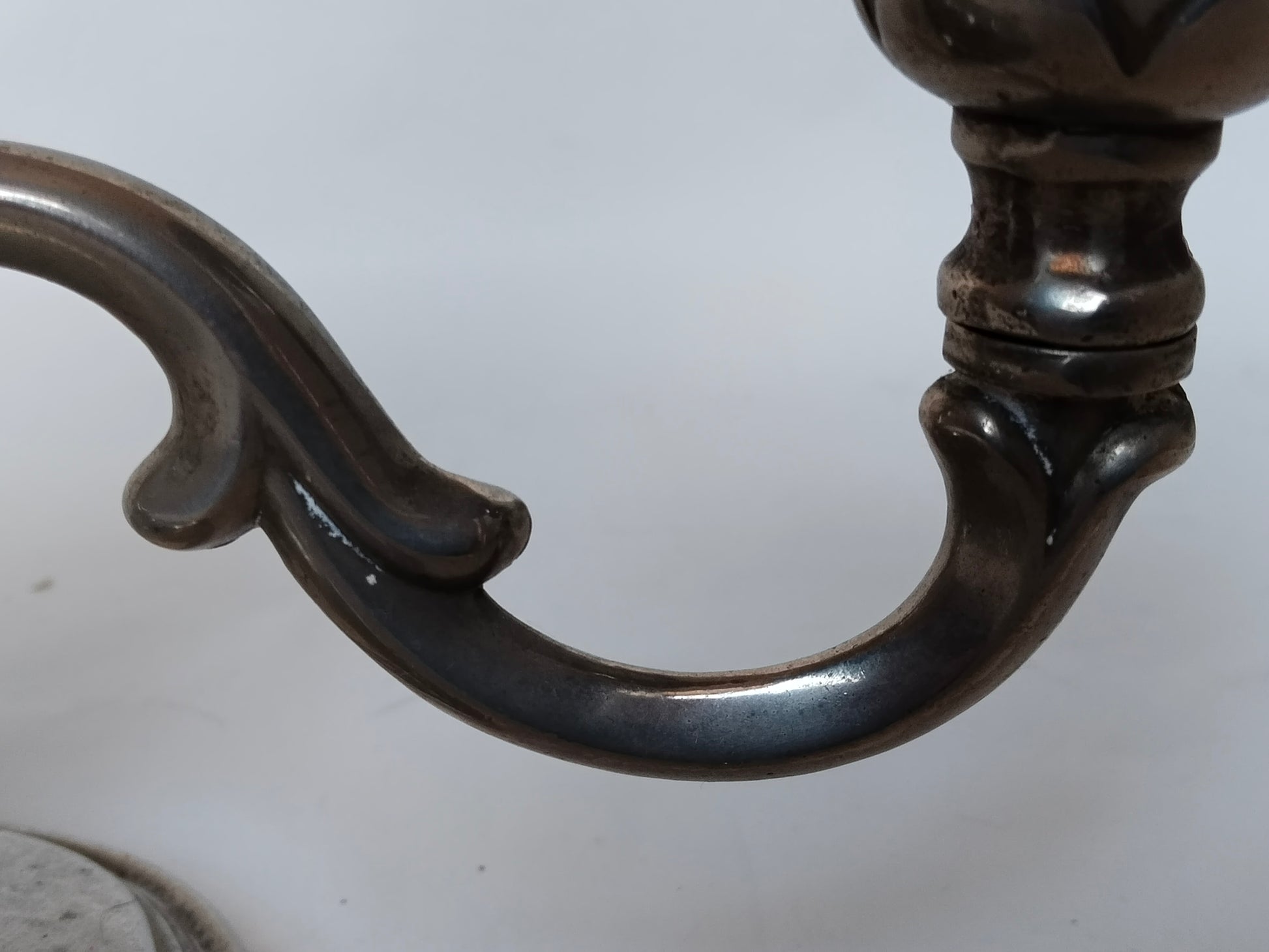 Dreiarmiger Kerzenhalter antik. Detailaufnahme linker Arm