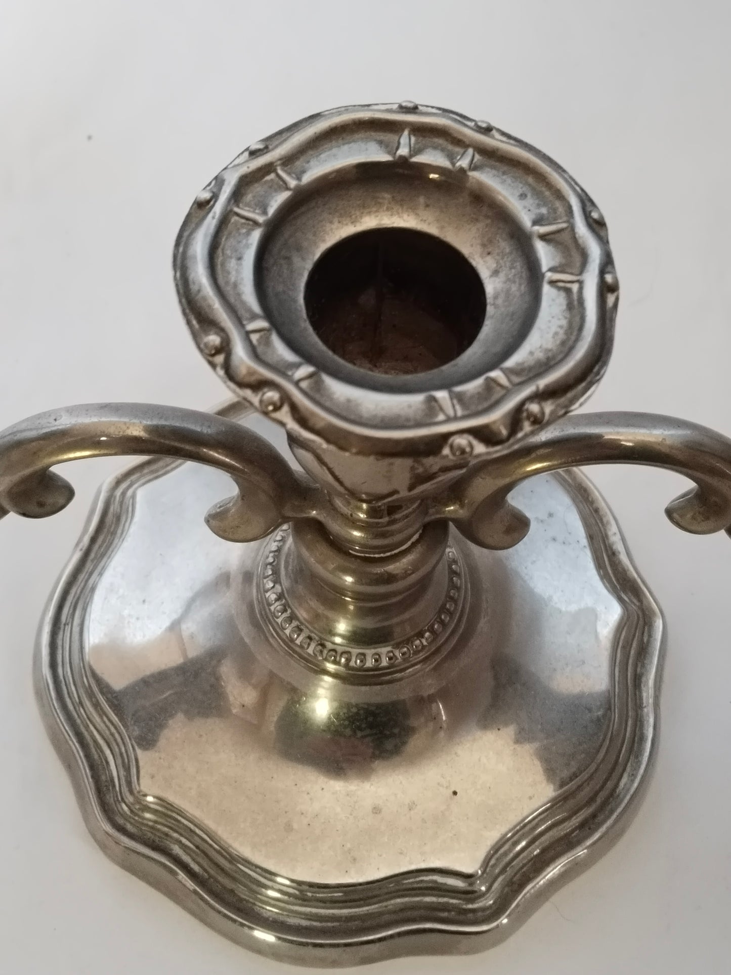 Dreiarmiger Kerzenhalter antik, mittlerer Kerzenhaltern von oben photographiert