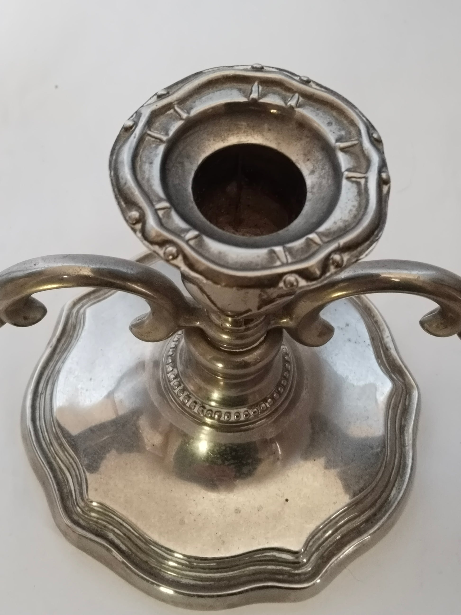 Dreiarmiger Kerzenhalter antik, mittlerer Kerzenhaltern von oben photographiert