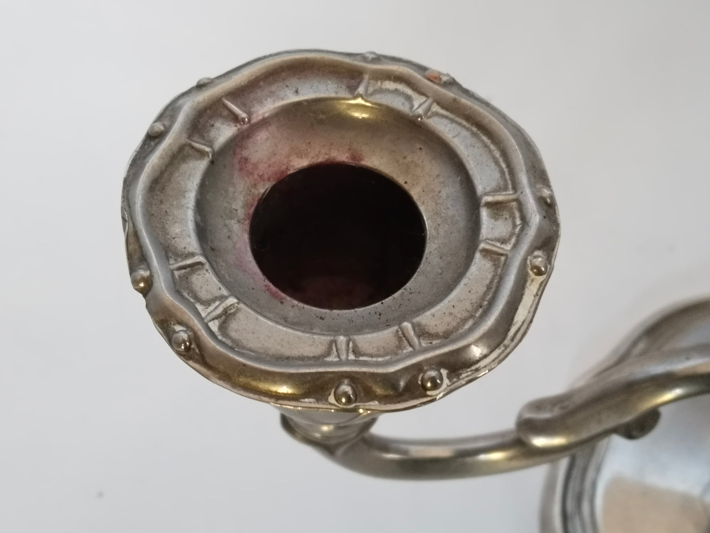 Dreiarmiger Kerzenhalter antik, Linker Kerzenhalter Detail von oben