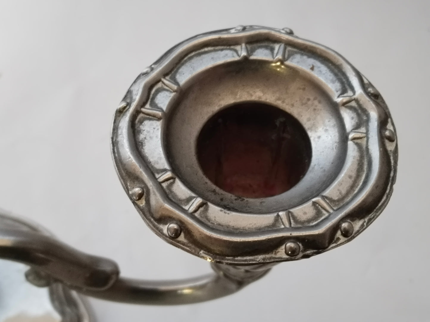 Dreiarmiger Kerzenhalter antik, rechter Kerzenhalter Detail von oben