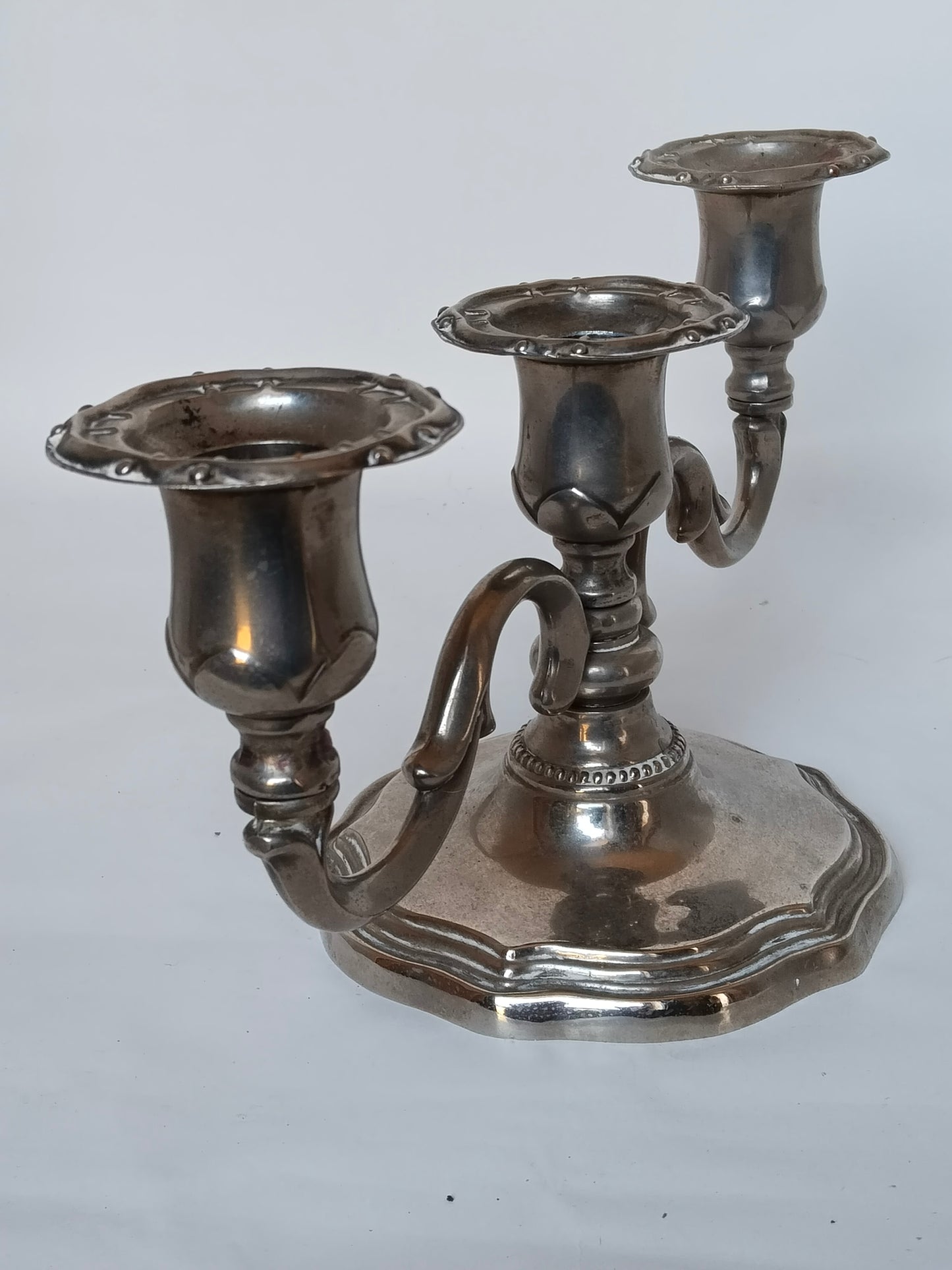 Dreiarmiger Kerzenhalter antik, Aufnahme von schräg links.