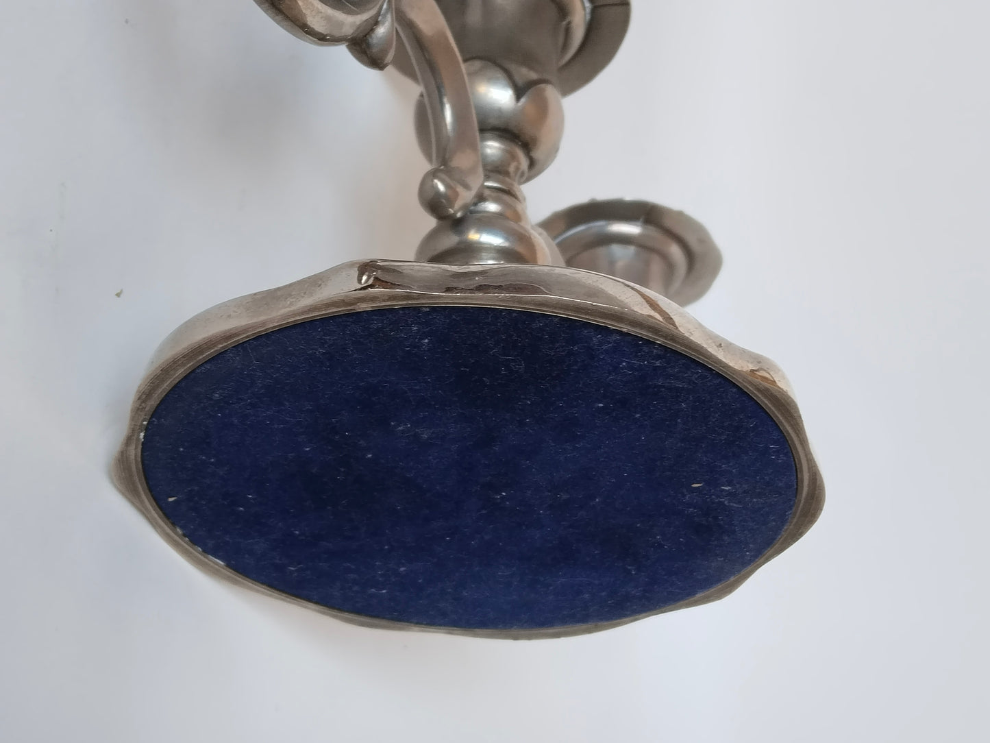 Dreiarmiger Kerzenhalter antik, Aufnahme von unten mit Filz
