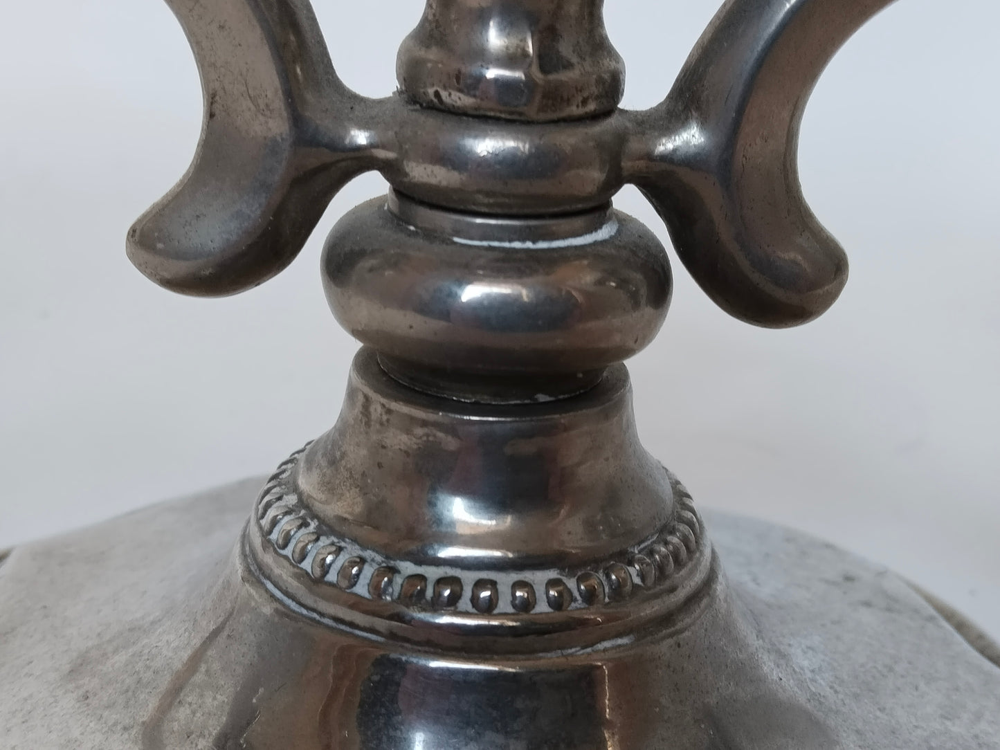 Dreiarmiger Kerzenhalter antik, Detailaufnahme vom Sockel
