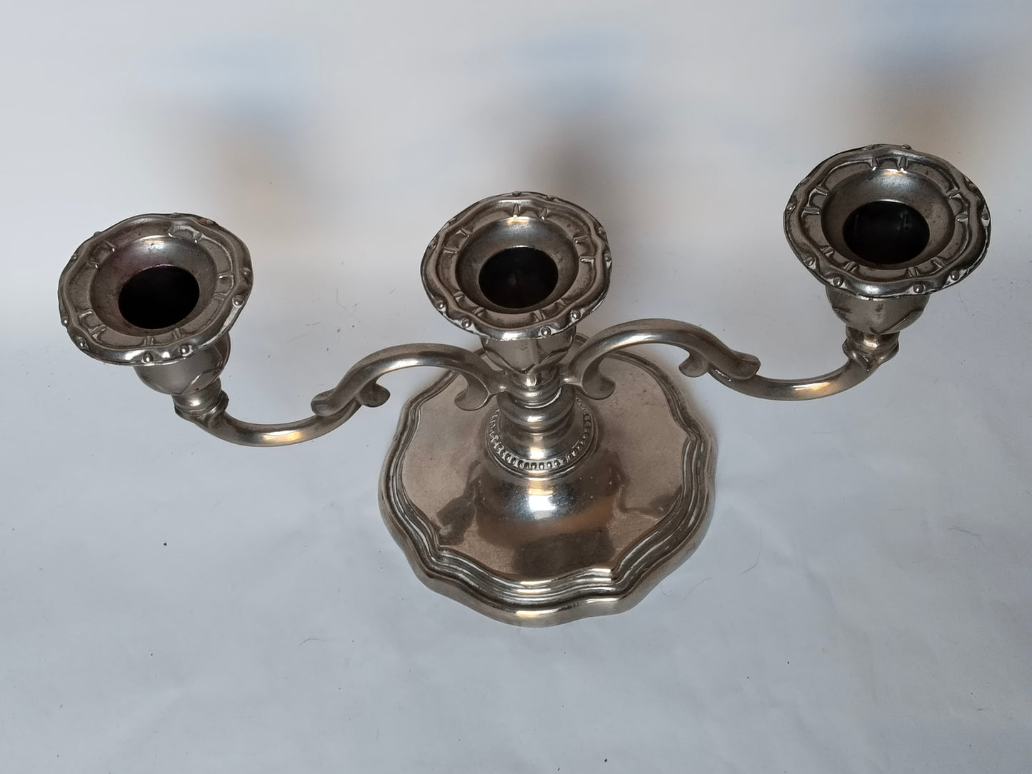 Dreiarmiger Kerzenhalter antik, Aufnahme von schräg oben