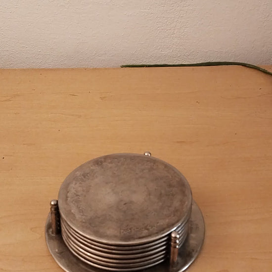 Komplettes Set aus 7 versilberten Untersetzern im Halter.