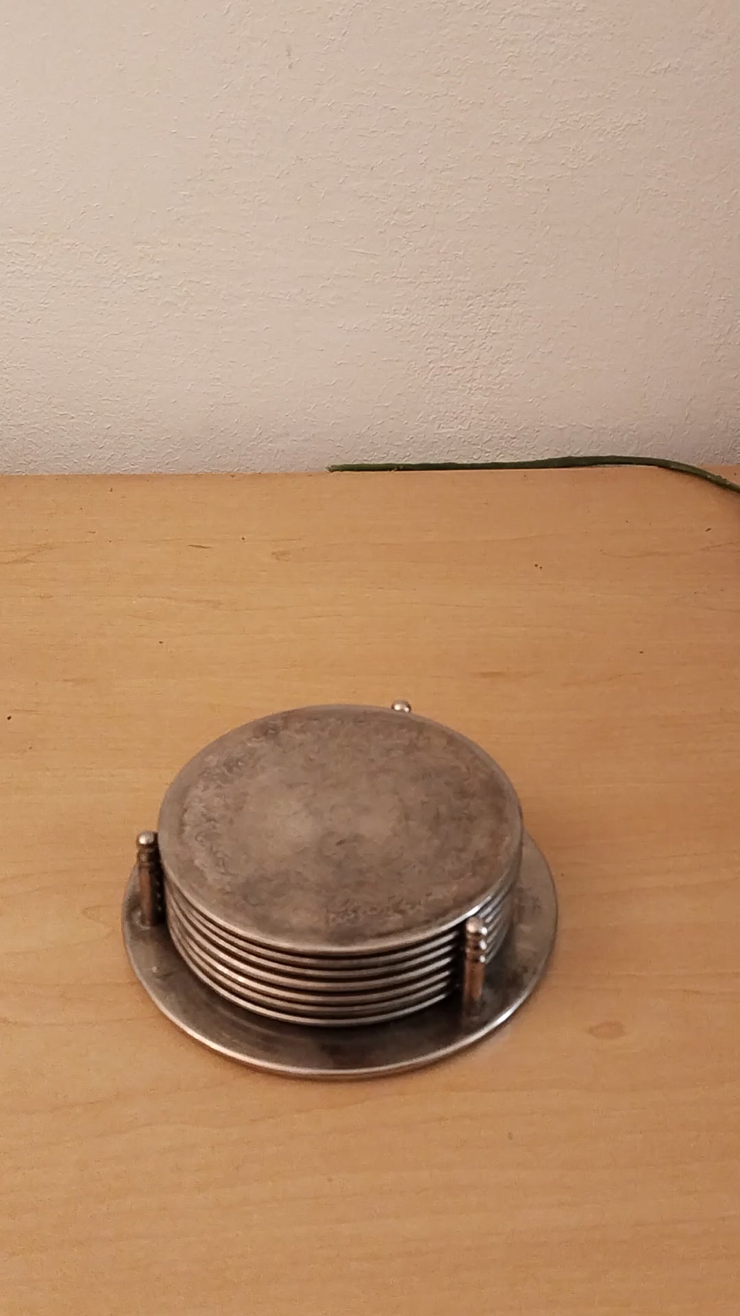 Komplettes Set aus 7 versilberten Untersetzern im Halter.
