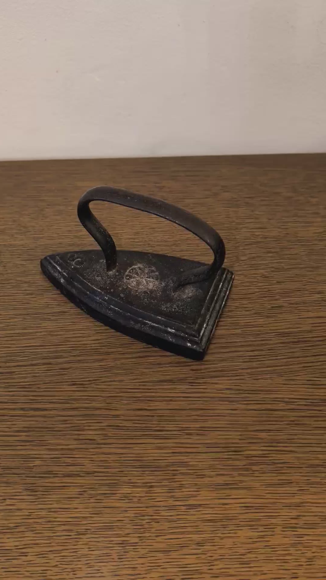 Antikes Gusseisen-Bügeleisen aus Österreich, Gesamtansicht mit geschwungenem Henkel und Rosetten-Gussmarke, Vintage Plätteisen, Video.