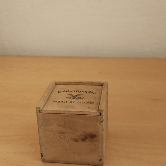 Kleine Vintage Teeschachtel aus Holz mit Schiebedeckel und Drachenaufdruck, Video.
