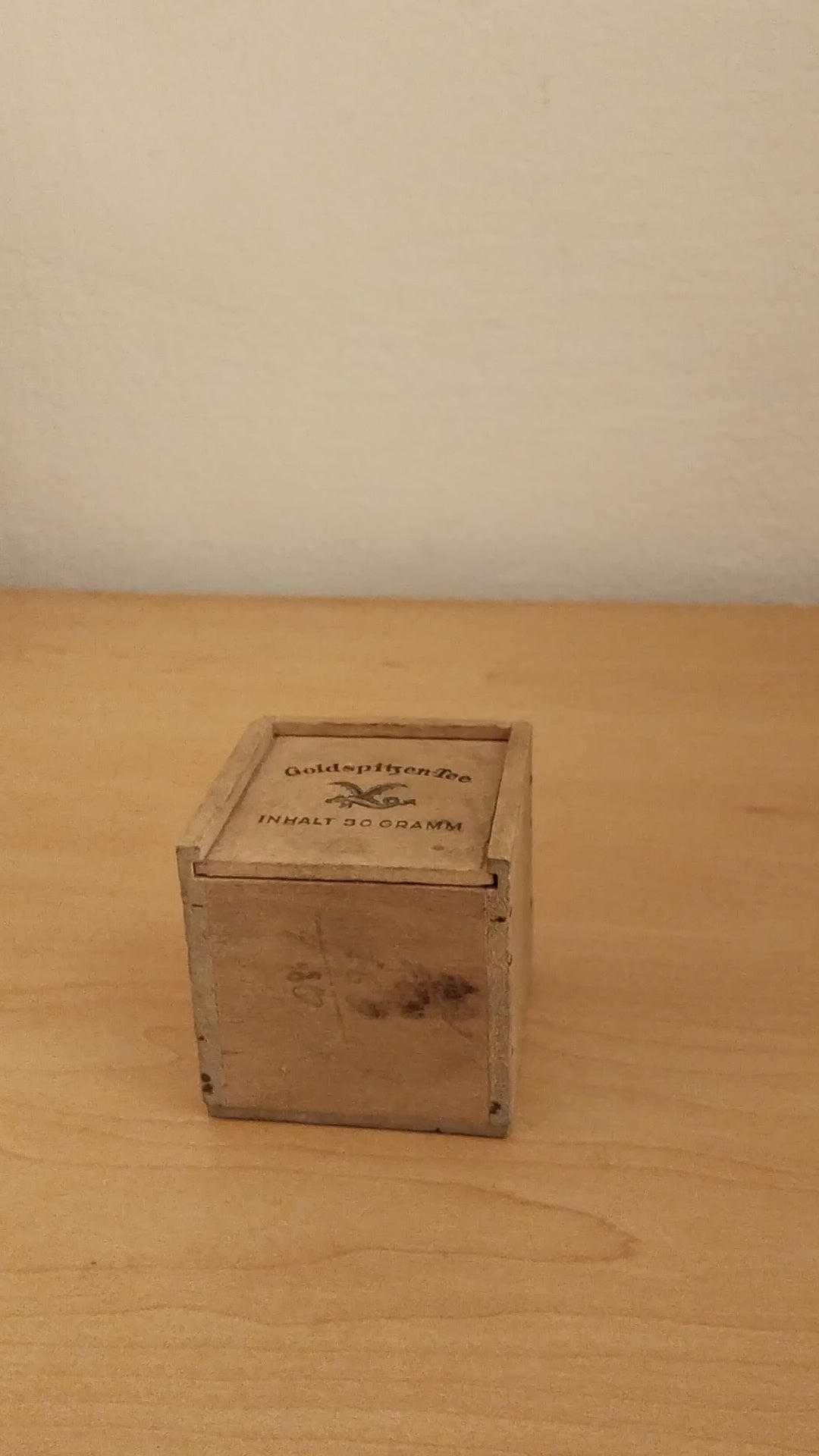 Kleine Vintage Teeschachtel aus Holz mit Schiebedeckel und Drachenaufdruck, Video.
