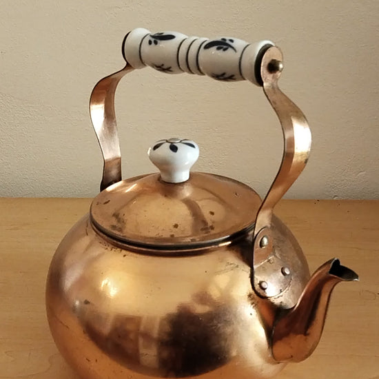 Vintage Kupfer-Teekanne mit bauchiger Form und glänzender Oberfläche. Video mit geöffnetem und gesxchossenem Deckel