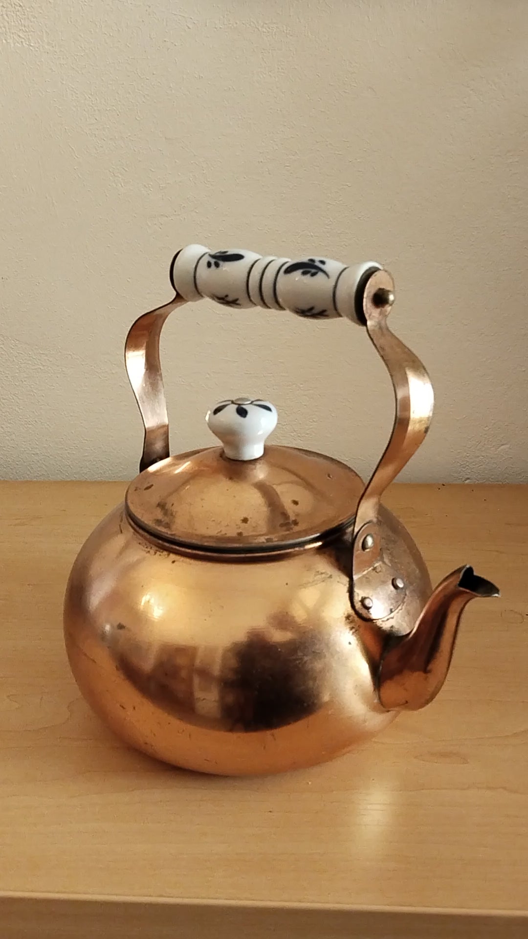 Vintage Kupfer-Teekanne mit bauchiger Form und glänzender Oberfläche. Video mit geöffnetem und gesxchossenem Deckel
