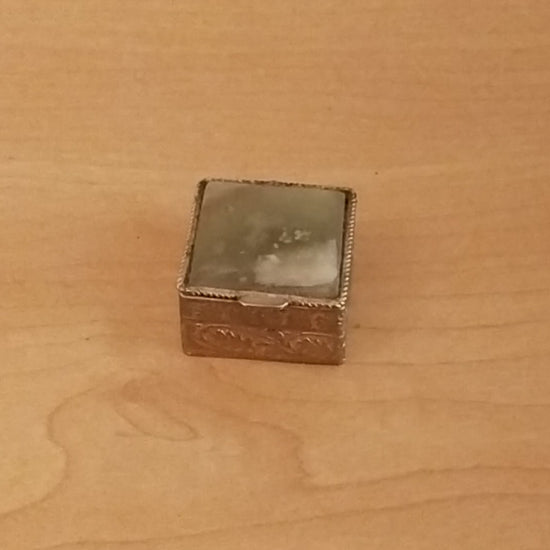 Vergoldete Pillendose mit grünem Achatstein-Deckel, Video.