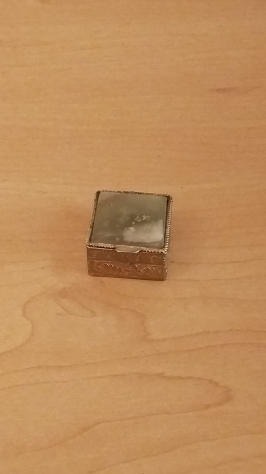 Vergoldete Pillendose mit grünem Achatstein-Deckel, Video.