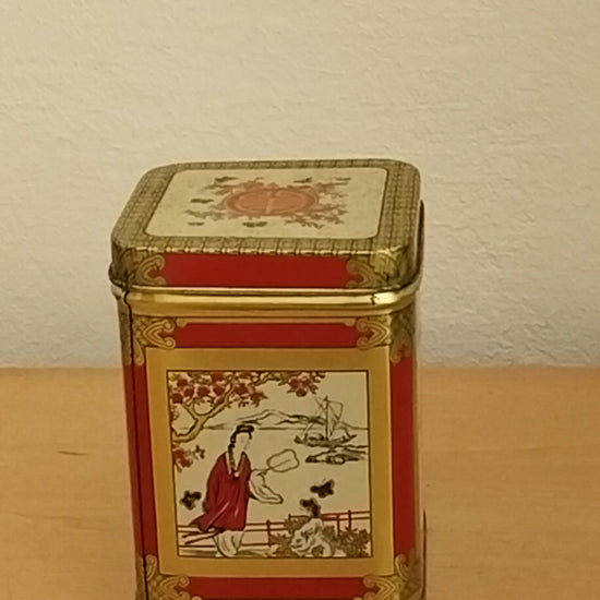 Vintage Teedose aus Blech mit rot-goldenem Chinoiserie-Dekor, Gesamtansicht der Vorderseite
