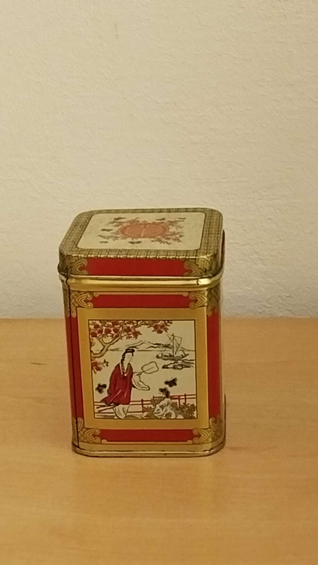 Vintage Teedose aus Blech mit rot-goldenem Chinoiserie-Dekor, Gesamtansicht der Vorderseite
