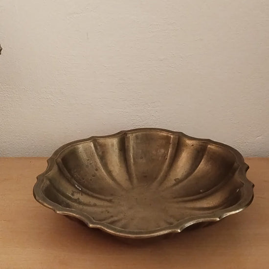 Gewellte Vintage-Messingschale aus Österreich, Video.
