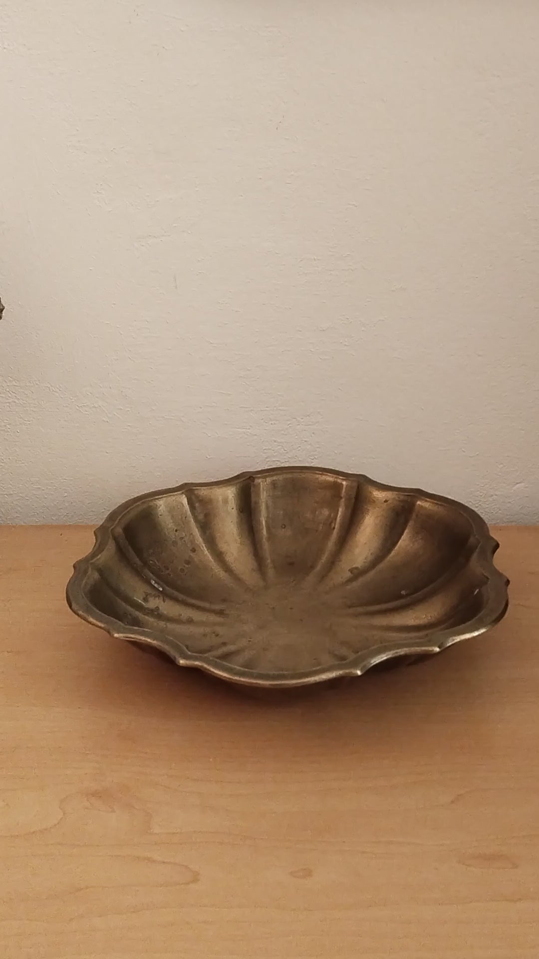 Gewellte Vintage-Messingschale aus Österreich, Video.