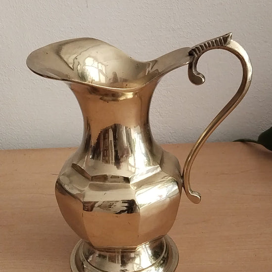 Klassischer Vintage-Messingkrug mit facettiertem Bauch und elegantem Henkel, video.