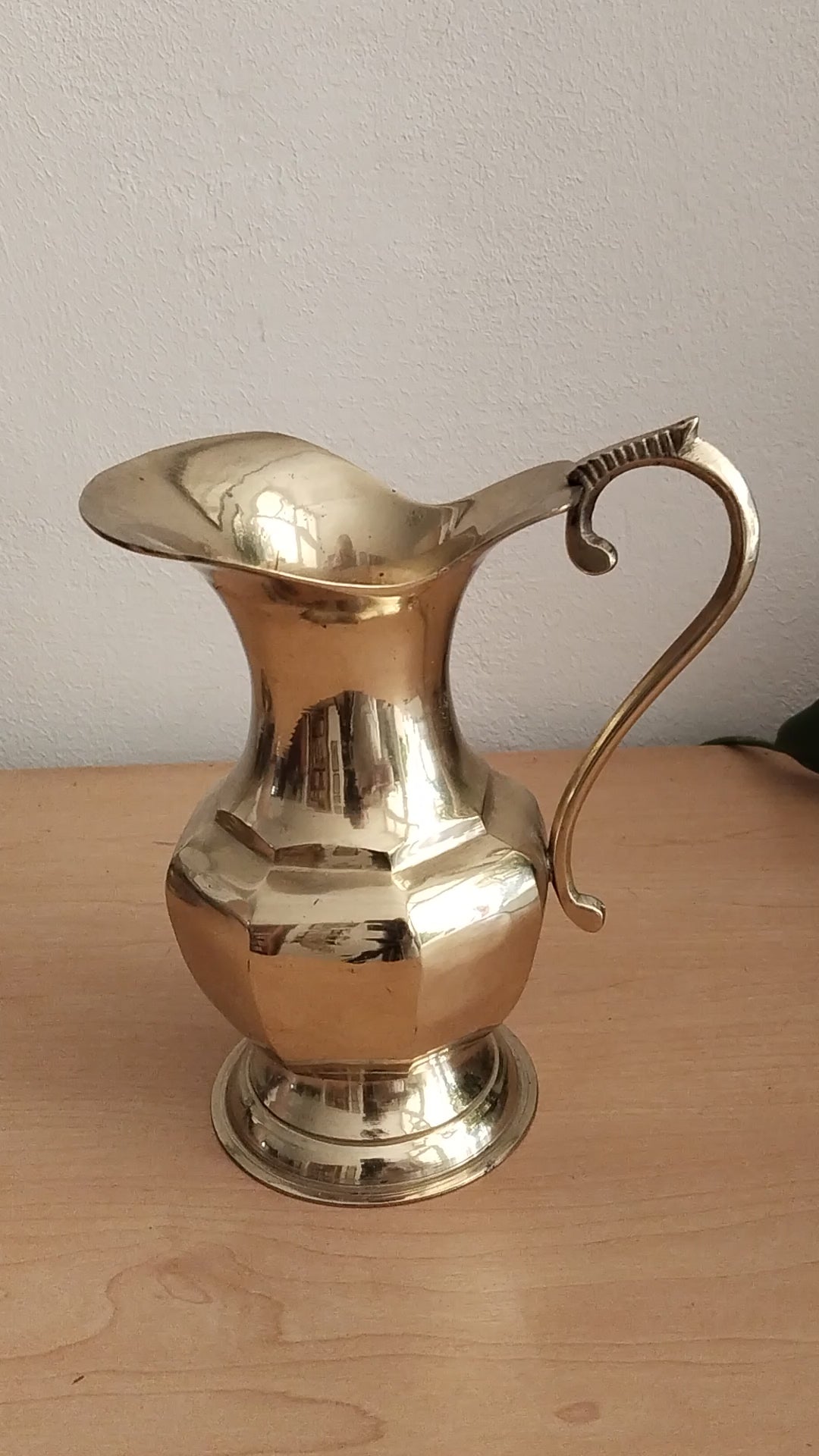 Klassischer Vintage-Messingkrug mit facettiertem Bauch und elegantem Henkel, video.