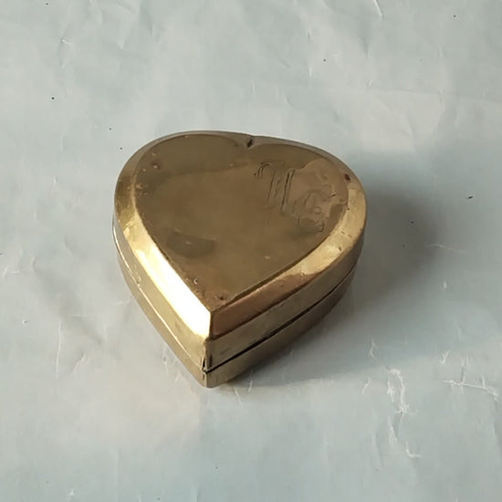 Vintage Messingschatulle in Herzform mit gravierten Initialen HC. Video.