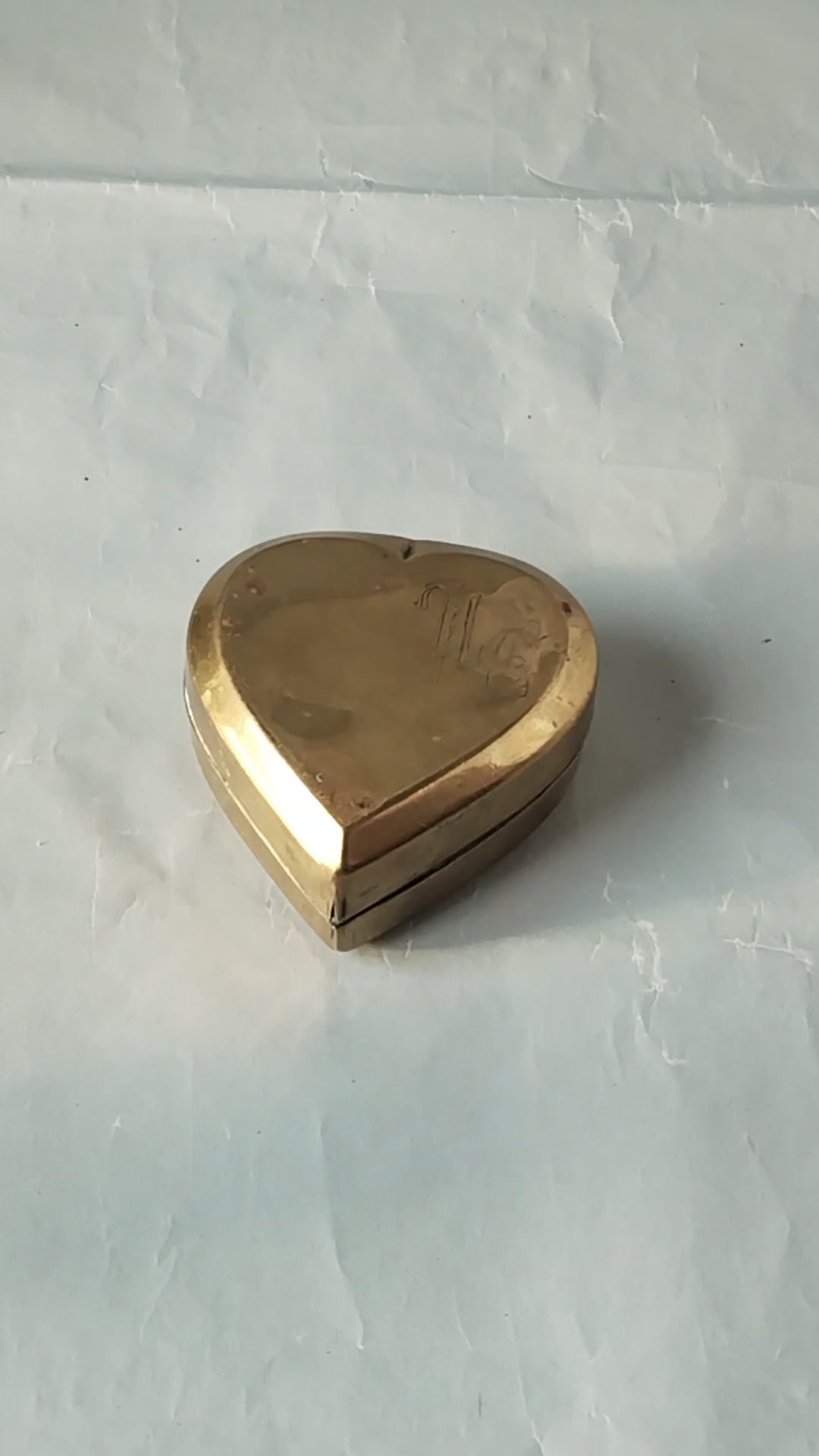 Vintage Messingschatulle in Herzform mit gravierten Initialen HC. Video.
