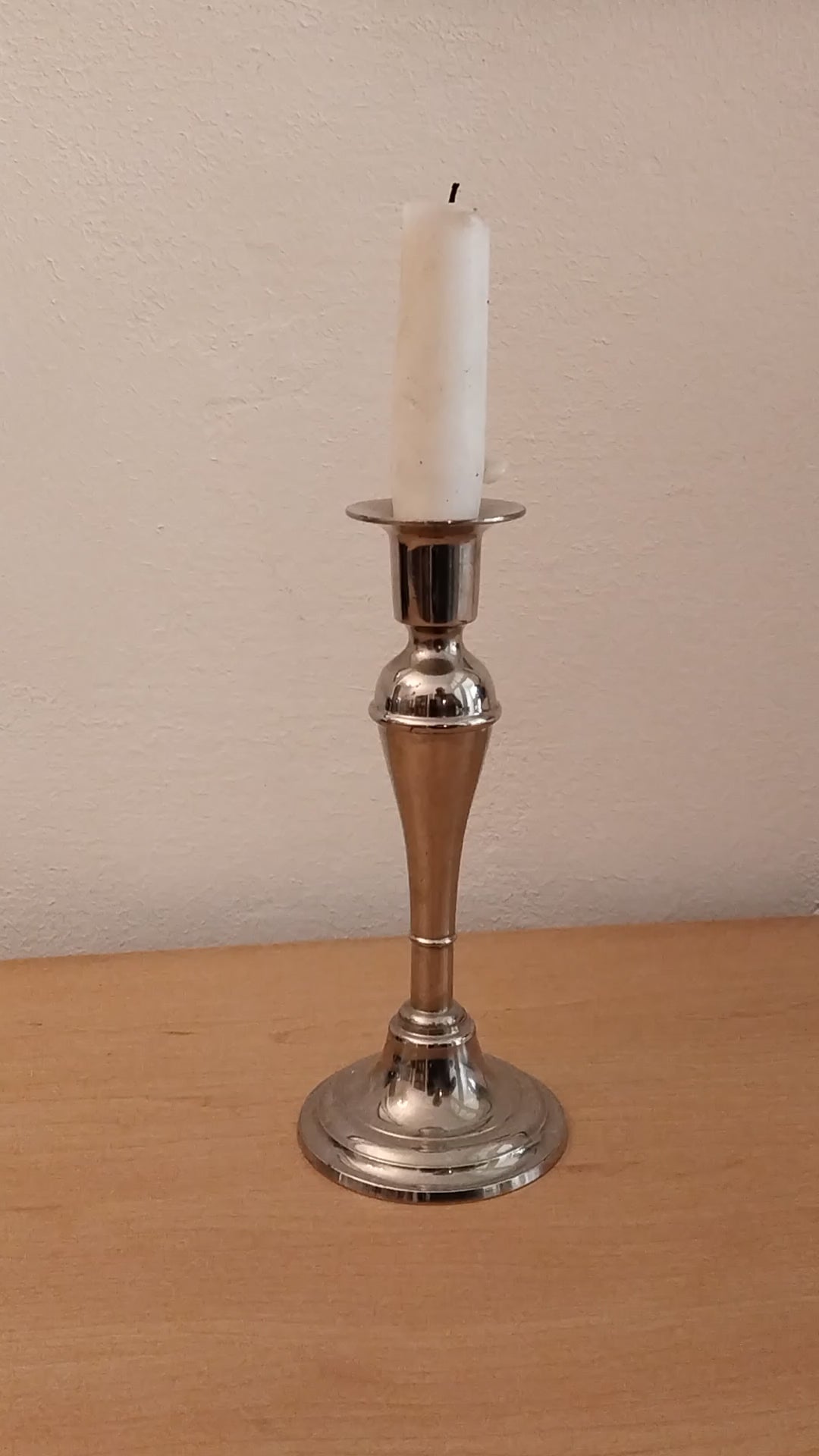 Eleganter-Vintage-Metall-Kerzenständer-17cm-poliert. Video.